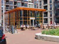 850257 Gezicht op de Jongeneelwerf in het nieuwbouwproject Zijdebalen te Utrecht, met links het nieuwe restaurant Ddadi ...